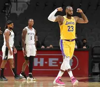 九游体育app-詹姆斯连续二十场比赛得分超过大比分领先Ning在曼联比赛中失利，现场解说直呼：纽约尼克斯状态回暖备战英超的简单介绍